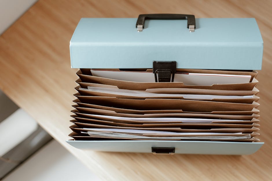 Expediente administrativo ordenado sobre escritorio